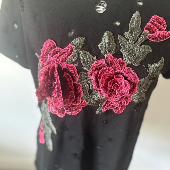 Women’s Local Lab Black Distressed T-Shirt Medium – Pink Rose Floral Appliqué Gr - Picture 3 of 6